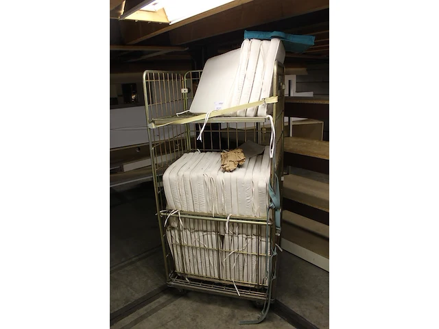 Tuinkussens in rolcontainer, ruim 30 stuks. afmeting 54 x44 cm. - afbeelding 2 van  2
