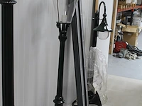 Tuinlantaarn groen met messing/koperen kap en hoogte circa 170 cm. - afbeelding 2 van  2