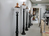 Tuinlantaarn groen met messing/koperen kap en hoogte circa 216 cm. let op! scheur in glazen kap.