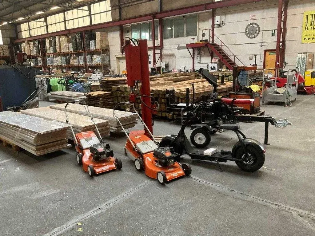 Tuinmachines, teakhout, gereedschappen, werkkleding, verf en voorraad