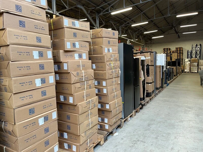 Tuinmeubelen, led-verlichting, trappen, ladders en kantoorinventaris