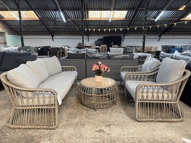 Tuinset 4-delig: 1 bank, 2 stoelen, 1 tafel - afbeelding 1 van  11