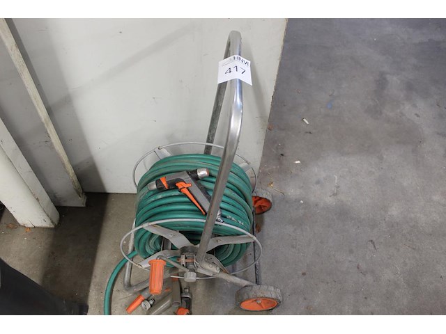 Tuinslangwagen gardena met slang en spuitkop. - afbeelding 1 van  1