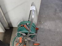 Tuinslangwagen gardena met slang en spuitkop. - afbeelding 1 van  1