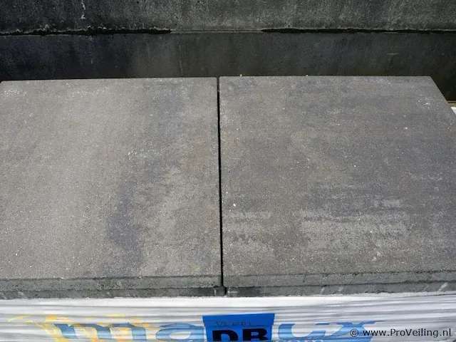 Tuintegels van beton - kleur bruin genuanceerd - 60x60x4,4cm - 8,6m² - afbeelding 1 van  1