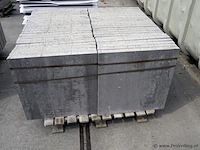 Tuintegels van beton - kleur grijs genuanceerd - 60x60x4,4cm - 32,4m² - afbeelding 1 van  2