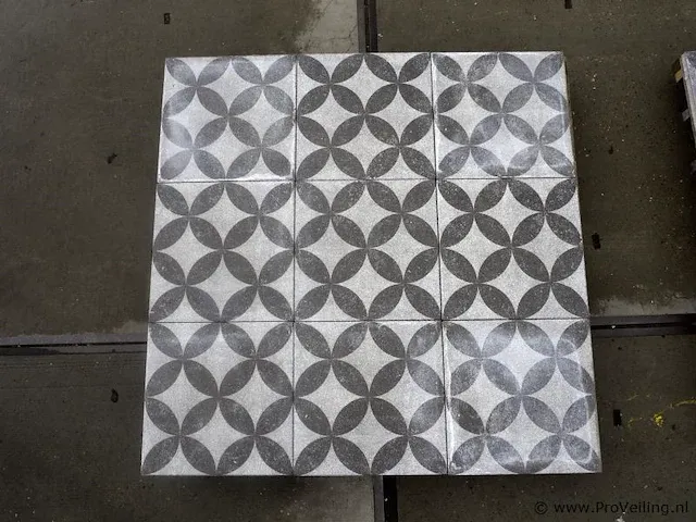 Tuintegels van beton - kleur licht grijs bloem motief - 60x60x4cm 15m² - afbeelding 1 van  4