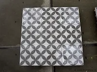 Tuintegels van beton - kleur licht grijs bloem motief - 60x60x4cm 15m² - afbeelding 1 van  4