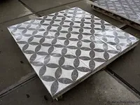 Tuintegels van beton - kleur licht grijs bloem motief - 60x60x4cm 15m² - afbeelding 2 van  4