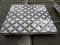 Tuintegels van beton - kleur licht grijs bloem motief - 60x60x4cm 15m² - afbeelding 3 van  4