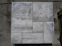 Tuintegels van beton - kleur lichtgrijs genuanceerd - wildverband - 20m²