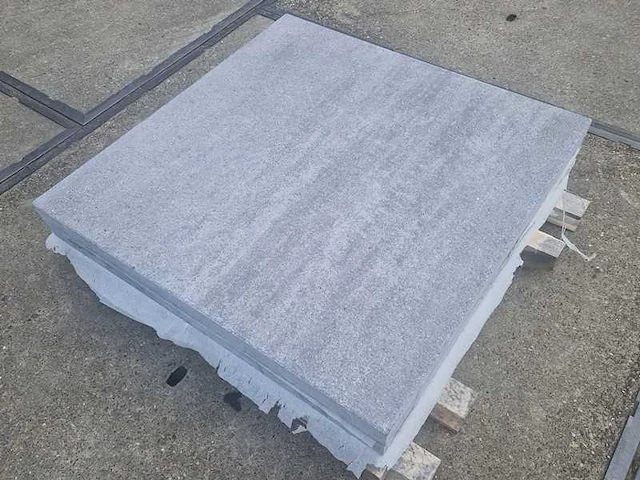 Tuintegels van beton (ca. 60m²) - afbeelding 1 van  3