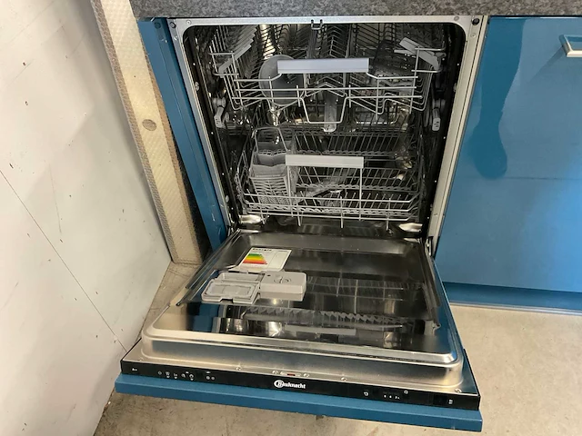 Tulp recht opgestelde keuken met vaatwasser inductieplaat en koel vries combinatie - afbeelding 2 van  29