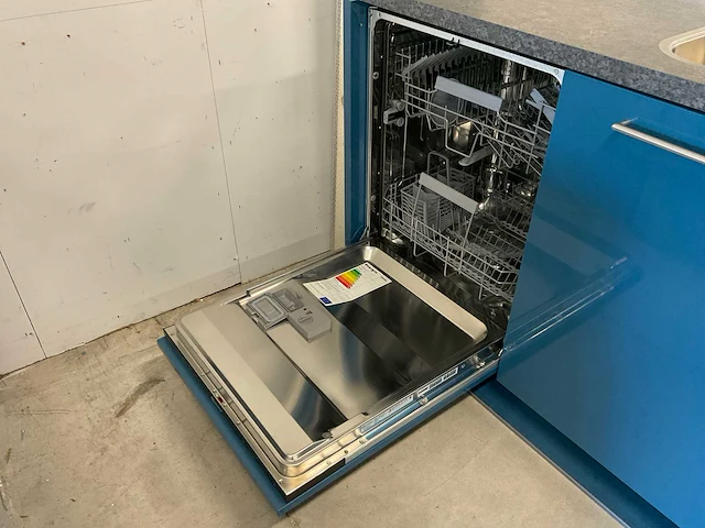 Tulp recht opgestelde keuken met vaatwasser inductieplaat en koel vries combinatie - afbeelding 3 van  29