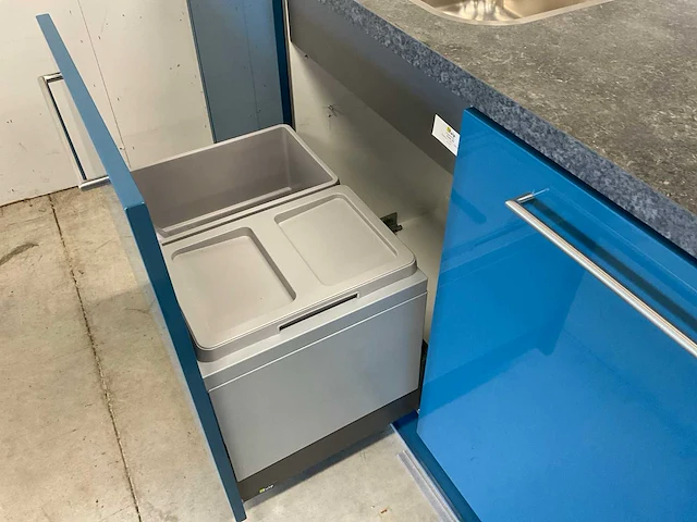 Tulp recht opgestelde keuken met vaatwasser inductieplaat en koel vries combinatie - afbeelding 4 van  29