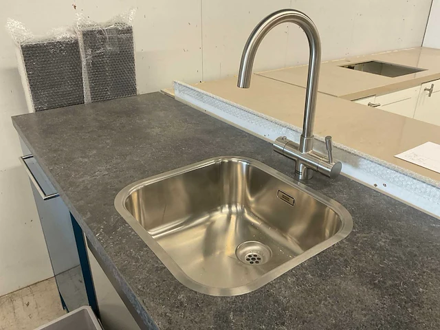 Tulp recht opgestelde keuken met vaatwasser inductieplaat en koel vries combinatie - afbeelding 5 van  29