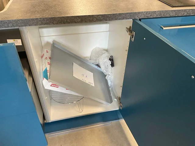 Tulp recht opgestelde keuken met vaatwasser inductieplaat en koel vries combinatie - afbeelding 6 van  29