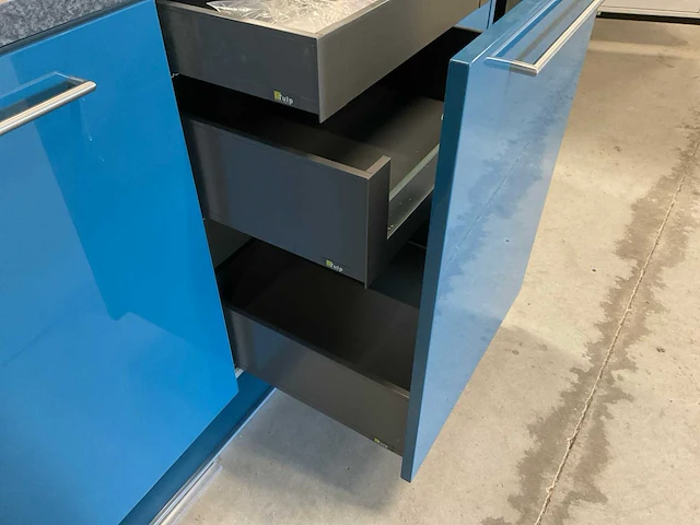 Tulp recht opgestelde keuken met vaatwasser inductieplaat en koel vries combinatie - afbeelding 7 van  29