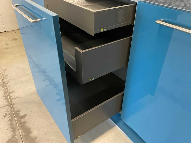 Tulp recht opgestelde keuken met vaatwasser inductieplaat en koel vries combinatie - afbeelding 8 van  29