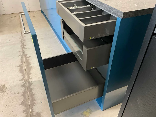 Tulp recht opgestelde keuken met vaatwasser inductieplaat en koel vries combinatie - afbeelding 9 van  29