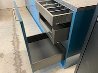 Tulp recht opgestelde keuken met vaatwasser inductieplaat en koel vries combinatie - afbeelding 9 van  29