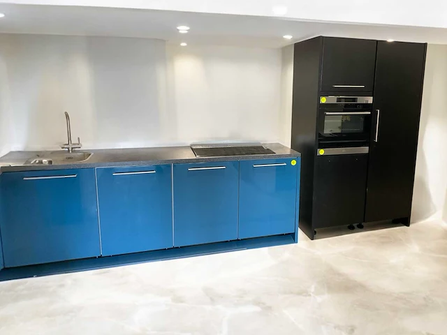 Tulp recht opgestelde keuken met vaatwasser inductieplaat en koel vries combinatie - afbeelding 1 van  29