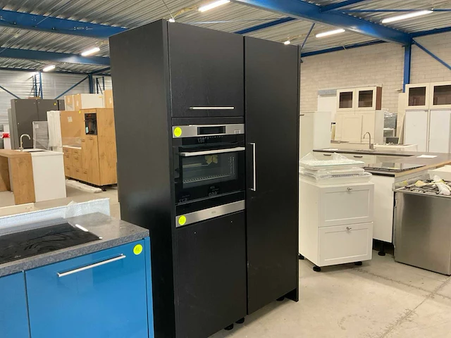 Tulp recht opgestelde keuken met vaatwasser inductieplaat en koel vries combinatie - afbeelding 19 van  29