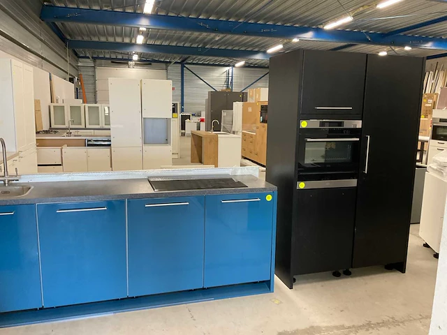 Tulp recht opgestelde keuken met vaatwasser inductieplaat en koel vries combinatie - afbeelding 20 van  29