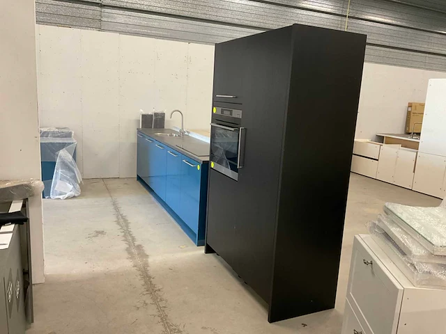 Tulp recht opgestelde keuken met vaatwasser inductieplaat en koel vries combinatie - afbeelding 21 van  29