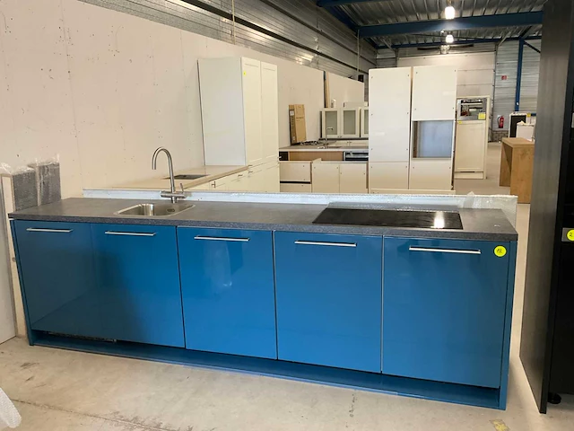 Tulp recht opgestelde keuken met vaatwasser inductieplaat en koel vries combinatie - afbeelding 22 van  29