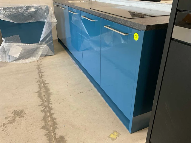Tulp recht opgestelde keuken met vaatwasser inductieplaat en koel vries combinatie - afbeelding 23 van  29