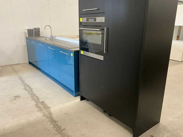 Tulp recht opgestelde keuken met vaatwasser inductieplaat en koel vries combinatie - afbeelding 25 van  29