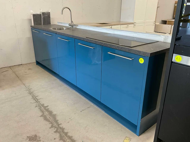 Tulp recht opgestelde keuken met vaatwasser inductieplaat en koel vries combinatie - afbeelding 26 van  29