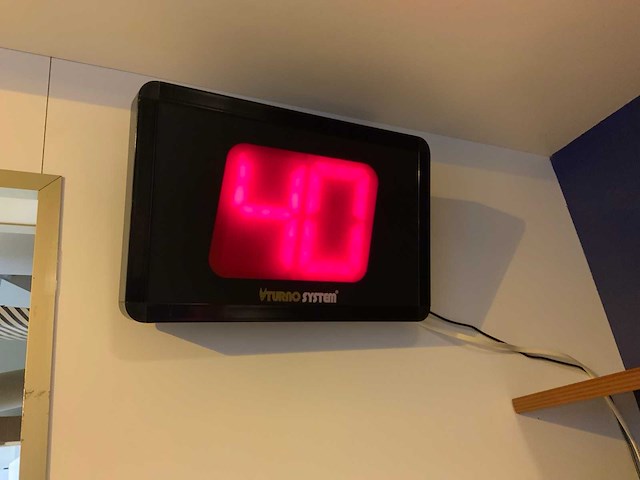 Turno system digitaal klanten nummerbord met bedieningspaneel - afbeelding 1 van  5