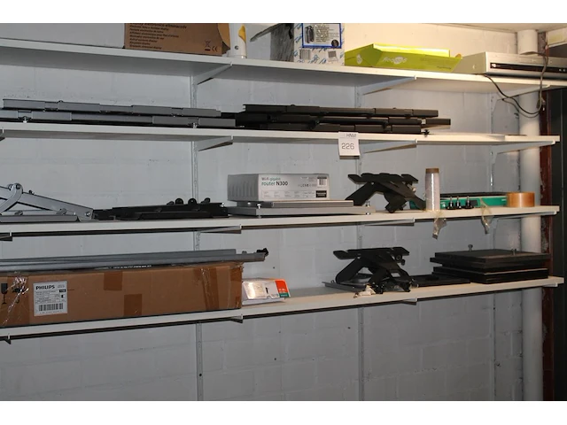 Tv-beugels en -steunen in diverse maten en uitvoeringen op planken, in schappen en in flightcase. - afbeelding 1 van  8