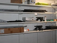 Tv-beugels en -steunen in diverse maten en uitvoeringen op planken, in schappen en in flightcase. - afbeelding 1 van  8