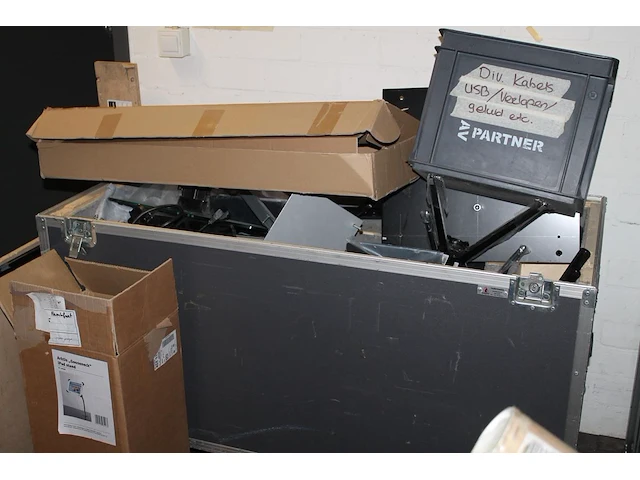 Tv-beugels en -steunen in diverse maten en uitvoeringen op planken, in schappen en in flightcase. - afbeelding 2 van  8