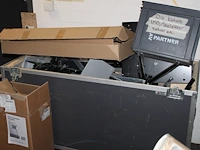 Tv-beugels en -steunen in diverse maten en uitvoeringen op planken, in schappen en in flightcase. - afbeelding 2 van  8