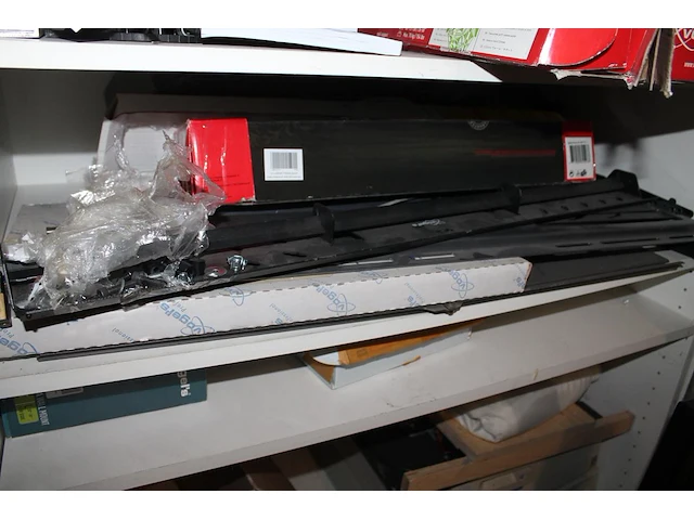 Tv-beugels en -steunen in diverse maten en uitvoeringen op planken, in schappen en in flightcase. - afbeelding 3 van  8