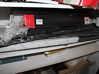 Tv-beugels en -steunen in diverse maten en uitvoeringen op planken, in schappen en in flightcase. - afbeelding 3 van  8