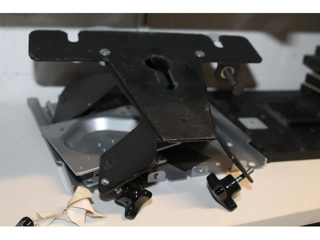 Tv-beugels en -steunen in diverse maten en uitvoeringen op planken, in schappen en in flightcase. - afbeelding 5 van  8