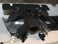 Tv-beugels en -steunen in diverse maten en uitvoeringen op planken, in schappen en in flightcase. - afbeelding 5 van  8