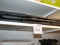Tv-beugels en -steunen in diverse maten en uitvoeringen op planken, in schappen en in flightcase. - afbeelding 6 van  8