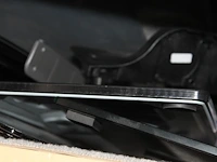 Tv-beugels en -steunen in diverse maten en uitvoeringen op planken, in schappen en in flightcase. - afbeelding 8 van  8