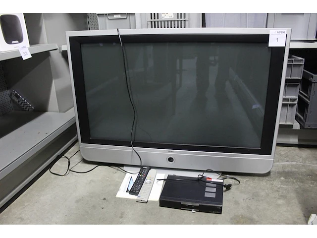 Tv loewe met afstandsbediening en humax digitale satelietontvanger. beeldscherm 103 cm diagonaal. margeproduct - afbeelding 1 van  2