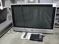 Tv loewe met afstandsbediening en humax digitale satelietontvanger. beeldscherm 103 cm diagonaal. margeproduct - afbeelding 1 van  2