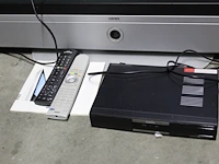 Tv loewe met afstandsbediening en humax digitale satelietontvanger. beeldscherm 103 cm diagonaal. margeproduct - afbeelding 2 van  2