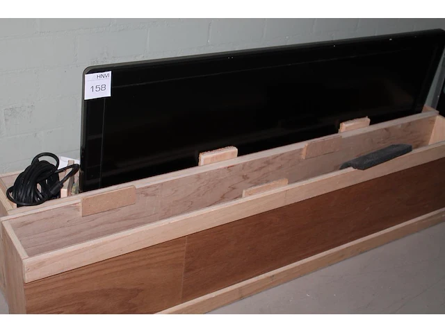 Tv philips 56pfl9954h/12 56 inch in houten kist. let op! afstandsbediening ontbreekt. - afbeelding 1 van  2