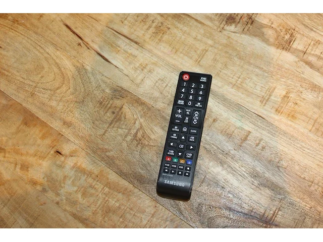 Tv samsung 49 inch met afstandsbediening en wandbeugel. let op lichte verkleuring op gedeelte scherm. - afbeelding 2 van  3