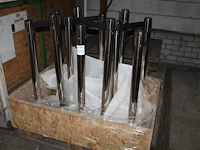 Twaalf afzetpaaltjes met zwart intern lint, hoogte 90 cm. - afbeelding 1 van  2